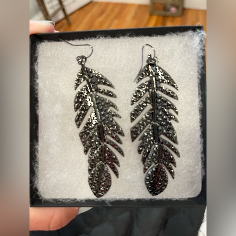 Express Earrings 🪶 - Picture 2 of 6